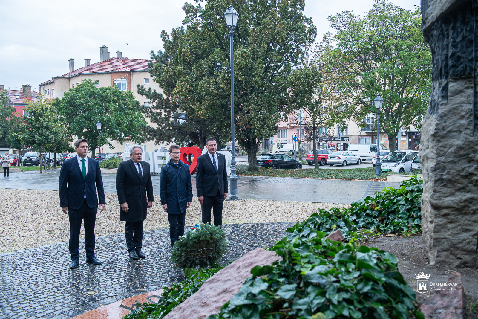 Néma koszorúzás a Corpus Hungaricum emlékműnél a nemzeti gyásznapon